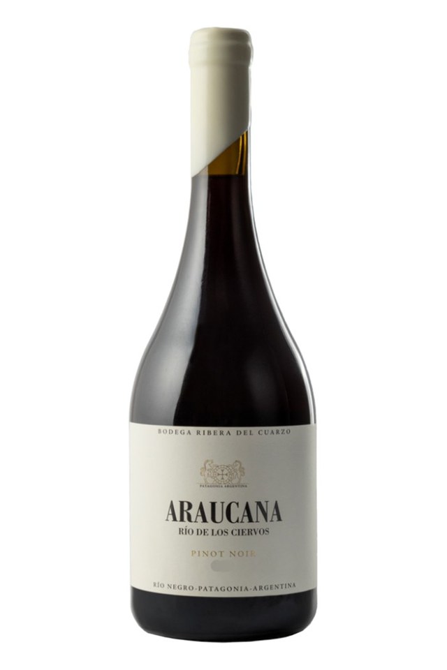 Botella de Araucana Río de Ciervos Pinot Noir — Laura Catena